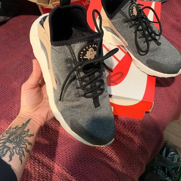 Huarache Run tra SE Women size 7 - Picture 5 of 5